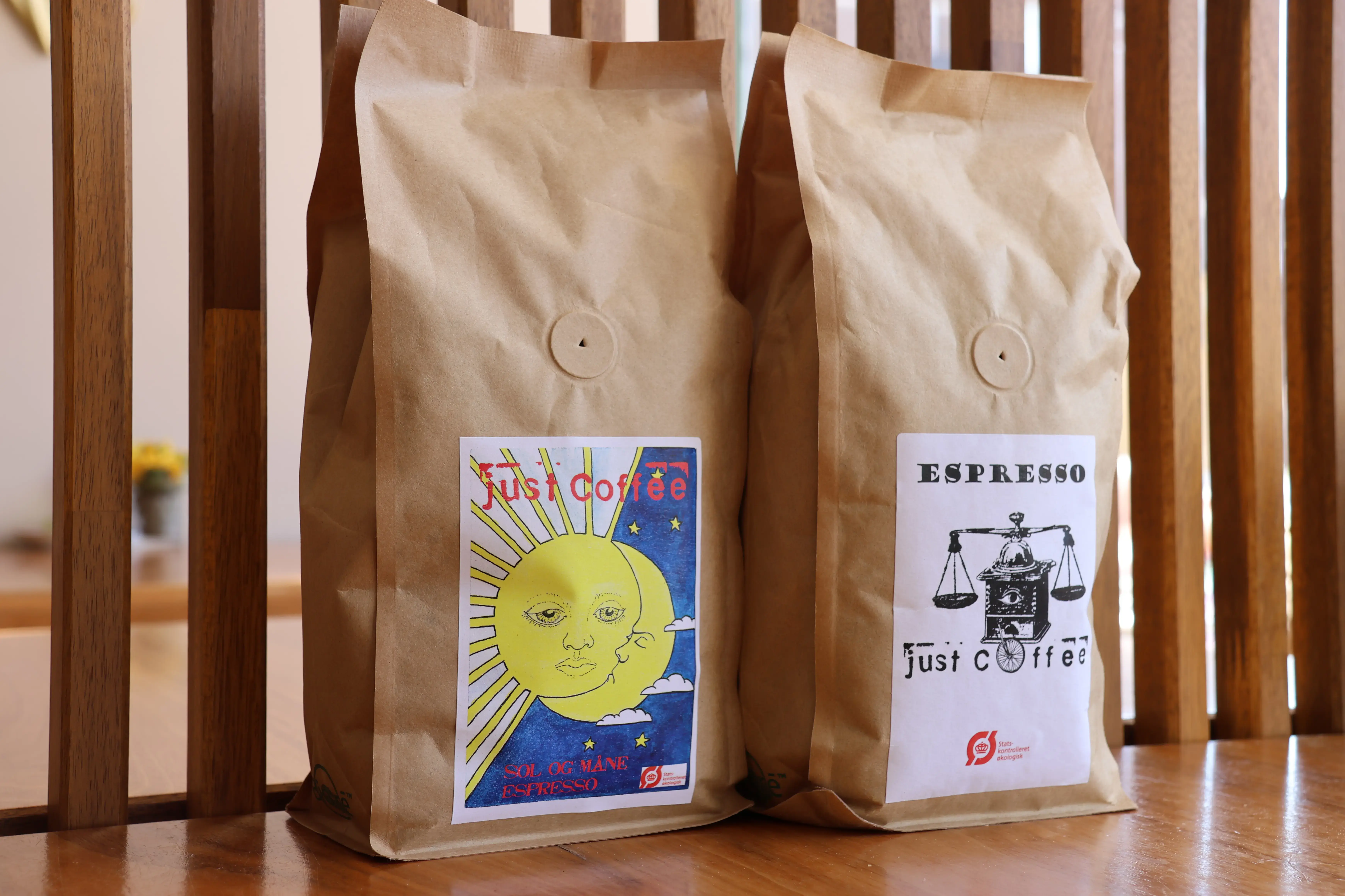 billede af to poser kaffebønner