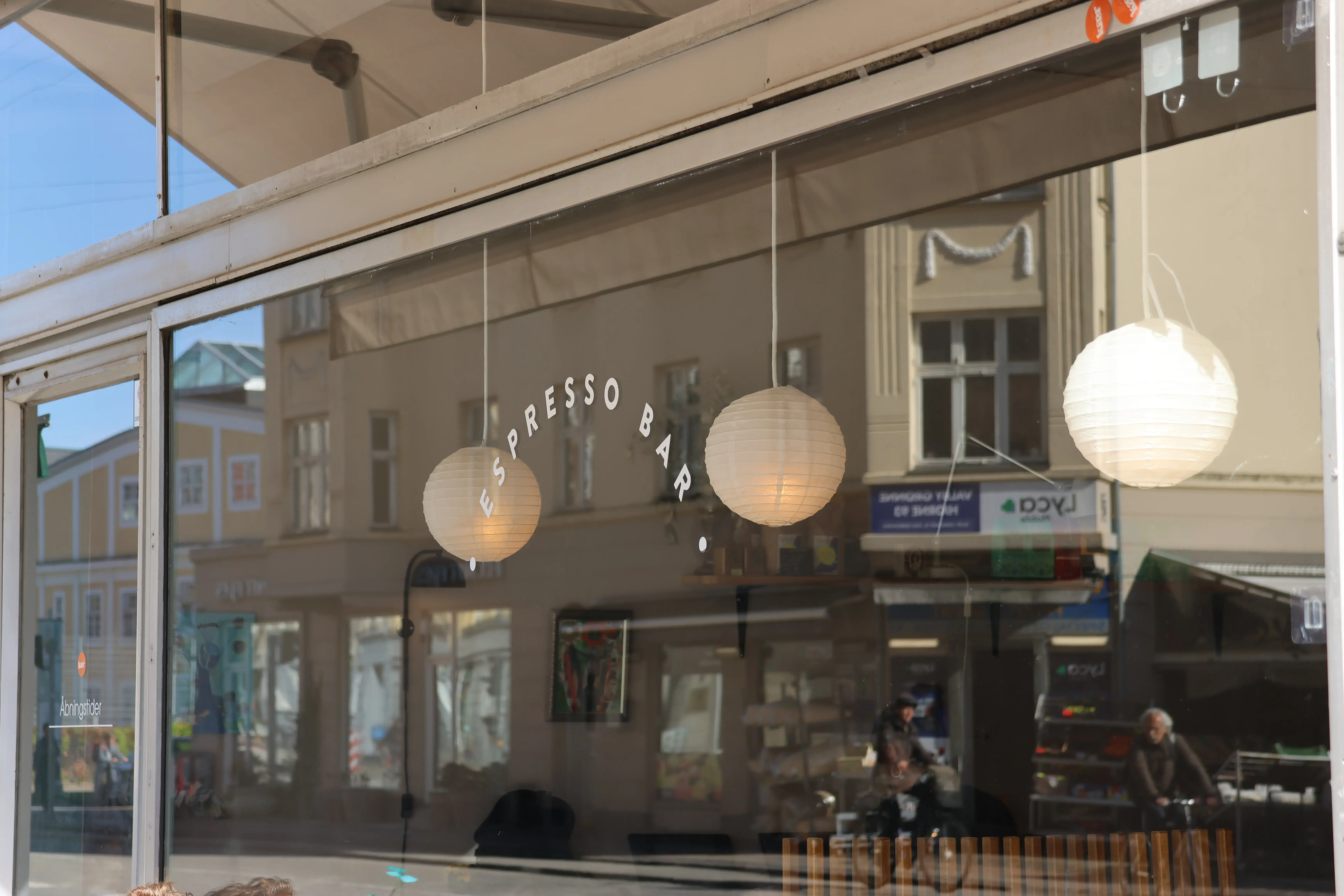 billede udefra af Kær Kaffebar's rude